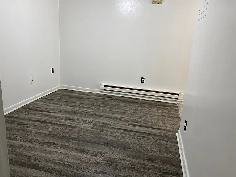 586 S College St — Photo 3