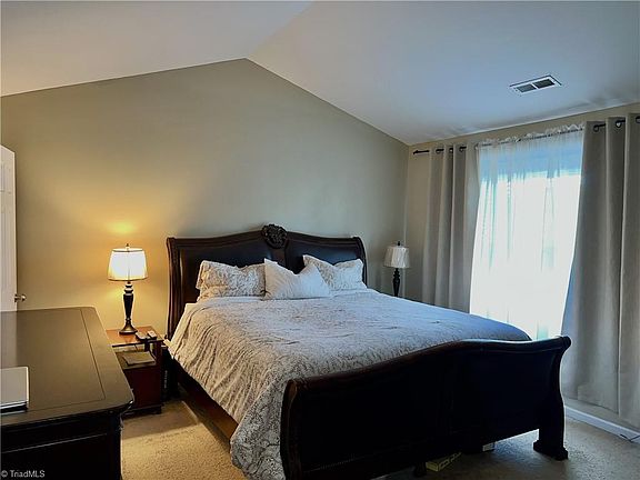 5th image of 304 Robyns Glen Cir