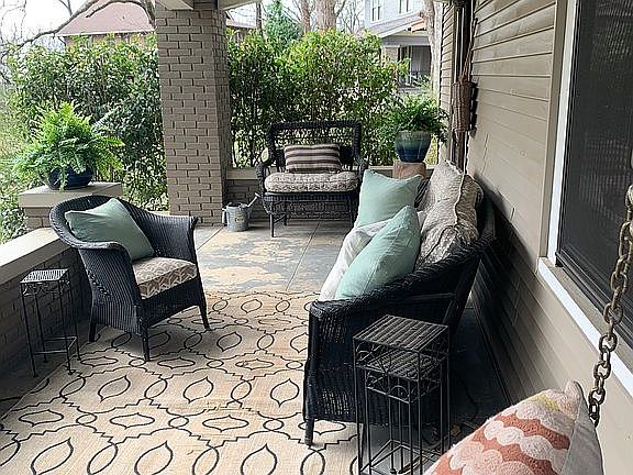 Front porch w/ fan & speaker