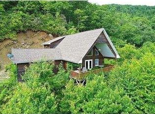 808 Hawks Ridge Dr, Whittier, NC 28789