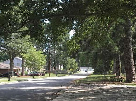2nd image of 2414 Southgate Dr