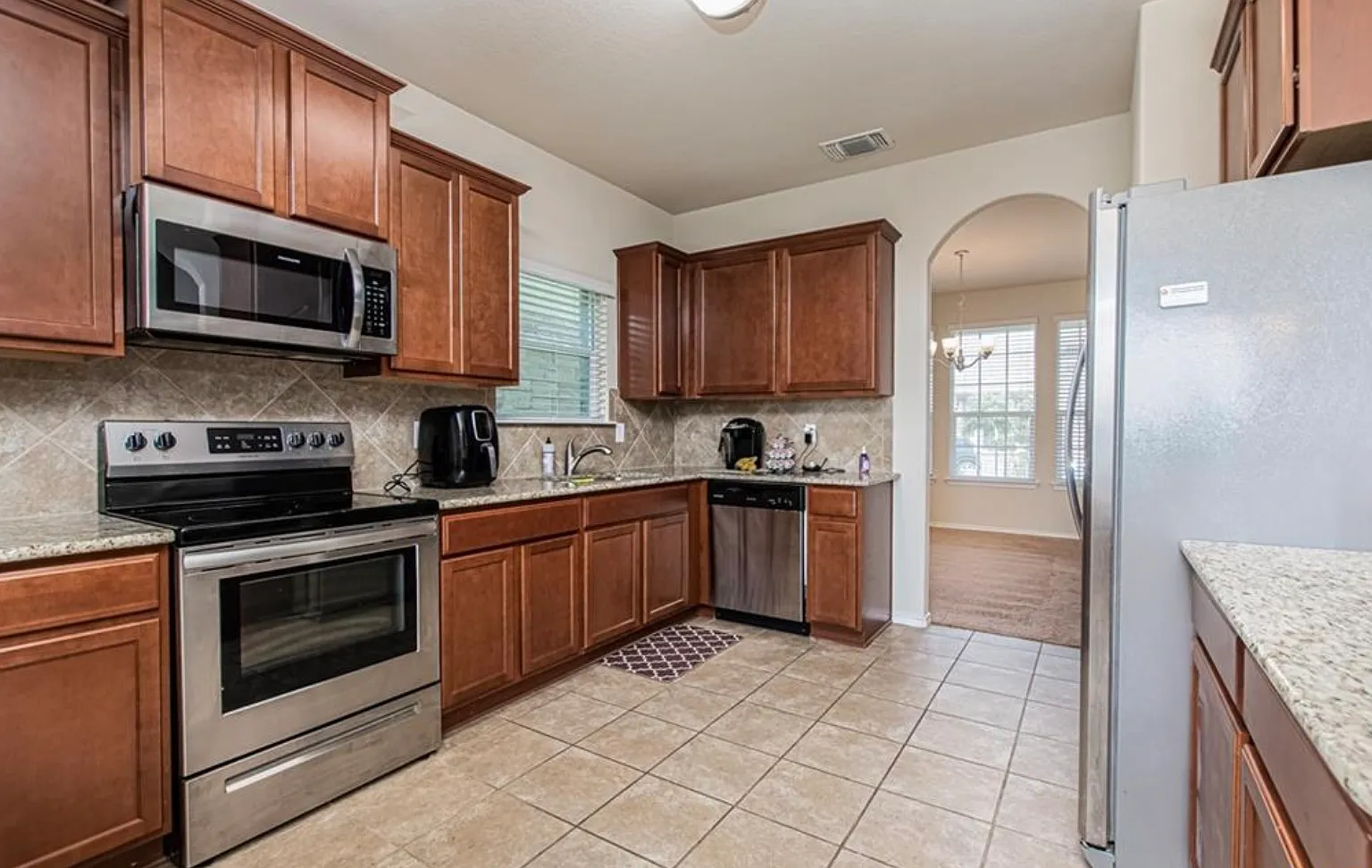 4 bed, 2.5 bath, 2112 sqft, $2,000 — Photo 3