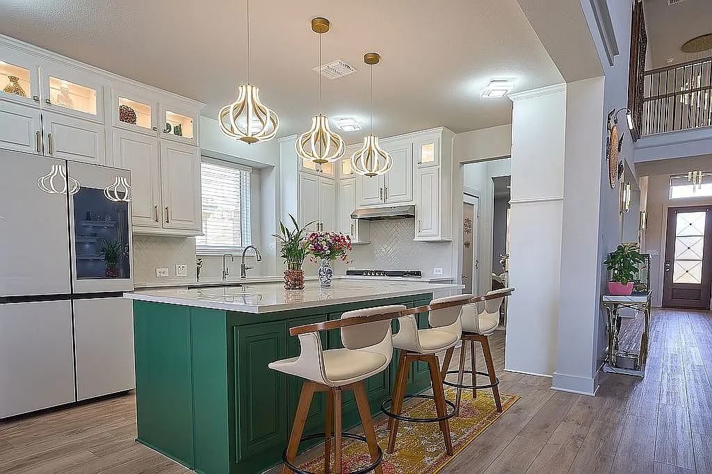 6 bed, 3881 sqft, $5,590 — Photo 2