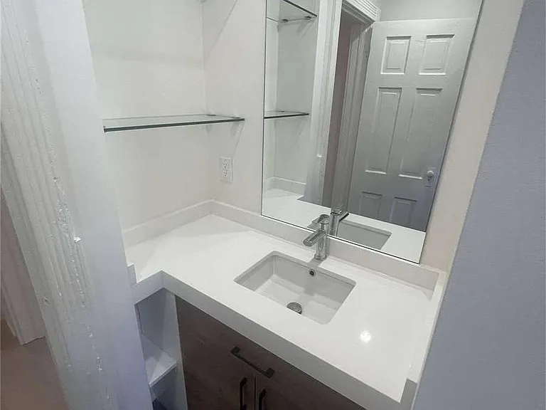 1083 Avenue Rd #4 — Photo 35