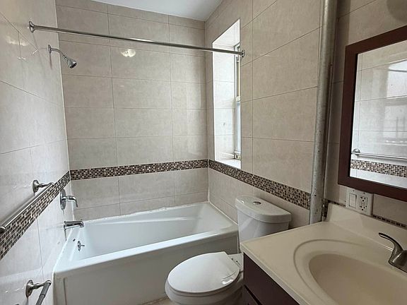 5th image of 305 Clarkson Ave APT 6