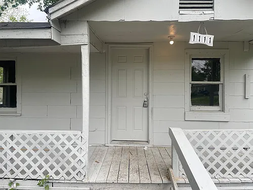 1111 Augusta Ave Photo 1