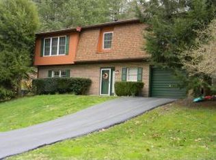 1718 Valleyview Dr, Big Stone Gap, VA 24219