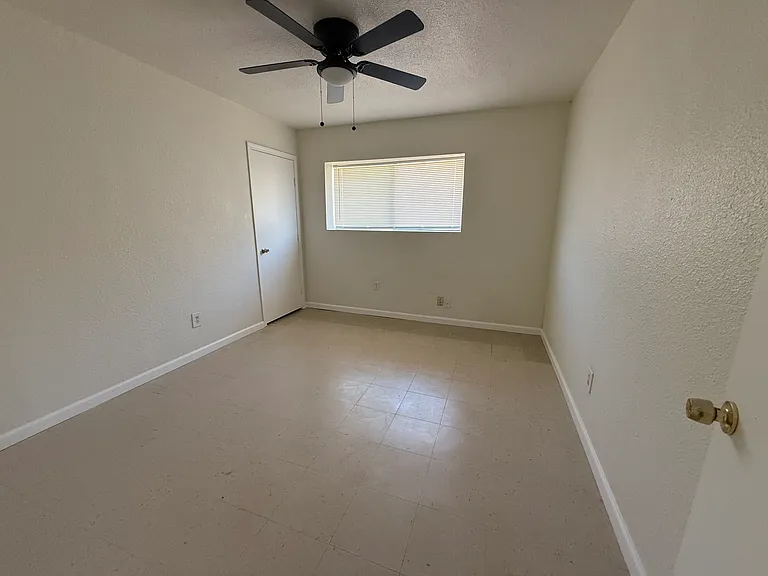 2600 S. Flores — Photo 7