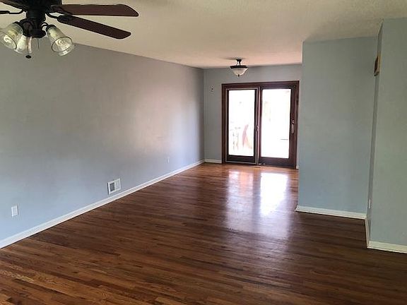 Top Floor dining area/deck access
