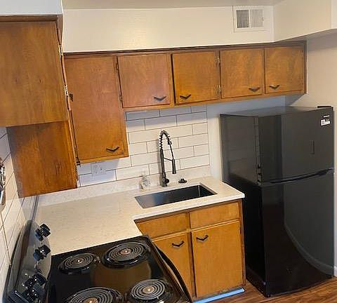 3rd image of 233 Collingwood Dr #1