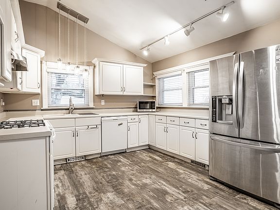 3rd image of 550 E Main St