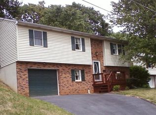 15 Pleasant St, Glen Rock, PA 17327