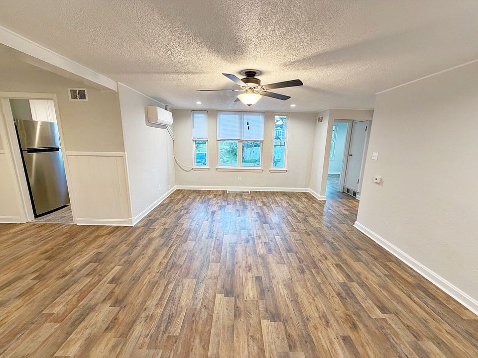 1st image of 405 Linden Cir #1