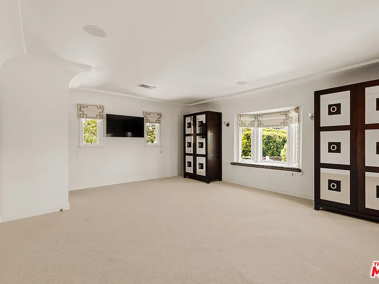 647 Toyopa Dr — Photo 16