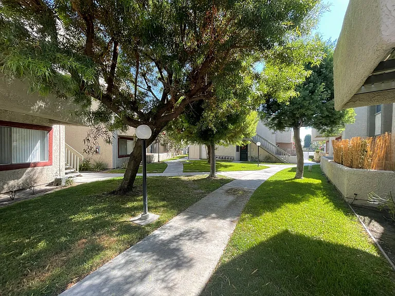 401 Beach Blvd - El Pueblo Apartments — Photo 4