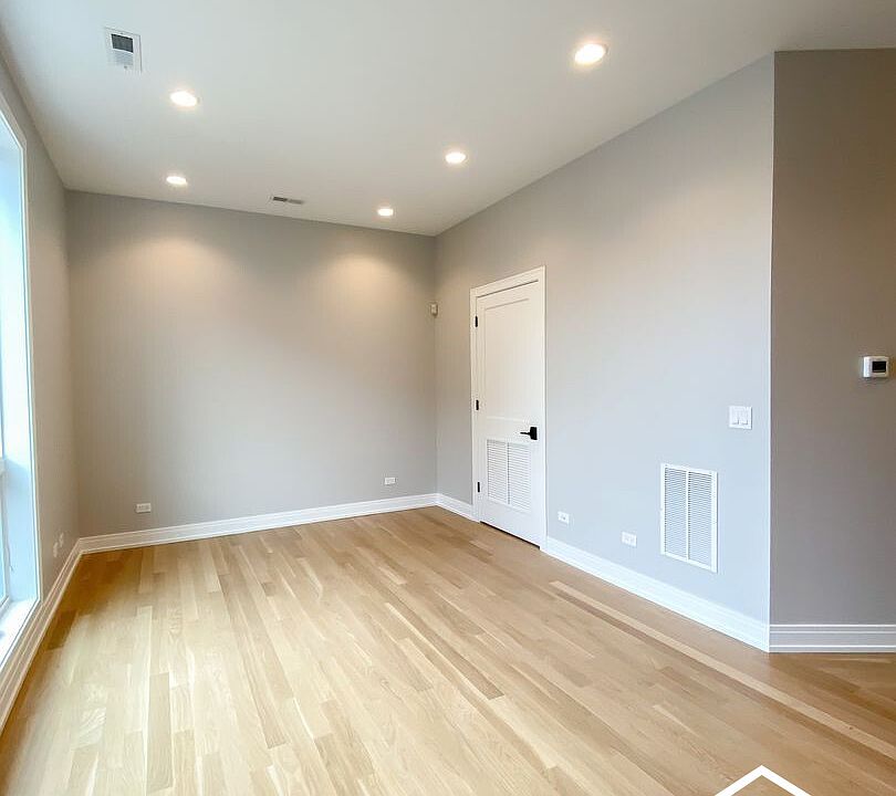 1st image of 1040 W Cornelia Ave #2