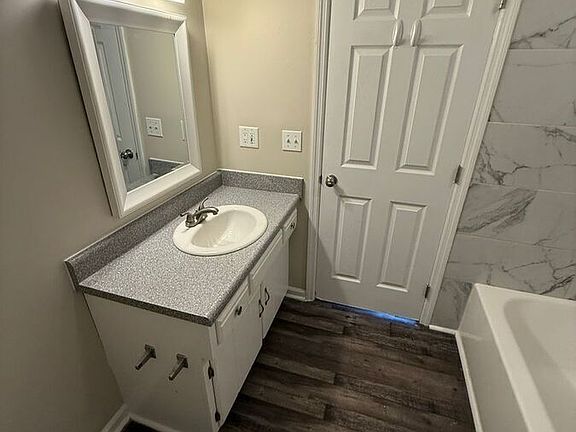 5th image of 108 E Edgewood Dr