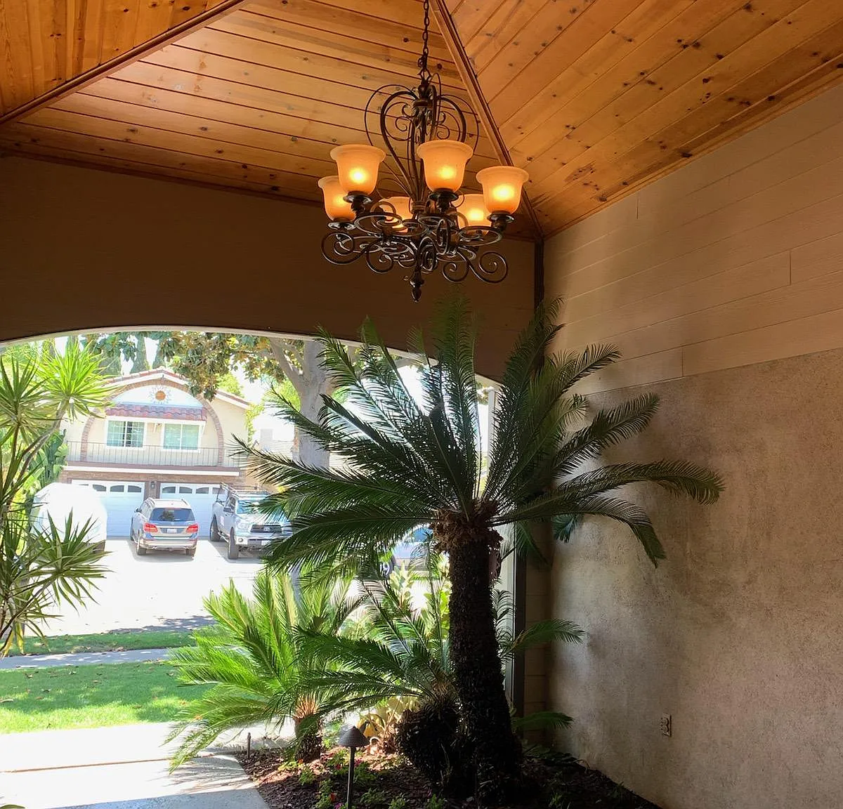 5 bed, 2261 sqft, $5,975 — Photo 2