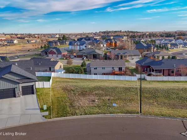 1772 Sunrise Dr, Dickinson, ND 58601