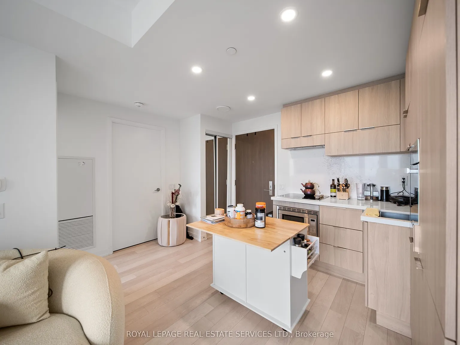 E2 Condos — Photo 2
