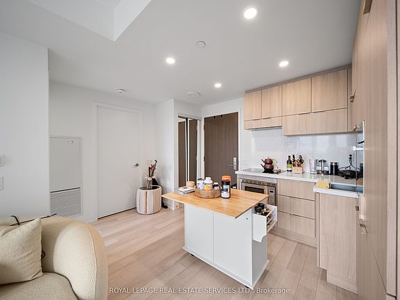 2nd image of 39 Roehampton Ave #4207