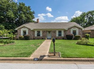 301 Northglen Dr, Hurst, TX 76054