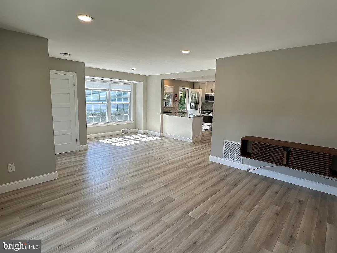 3 bed, 2.0 bath, 1108 sqft, $4,650 — Photo 4