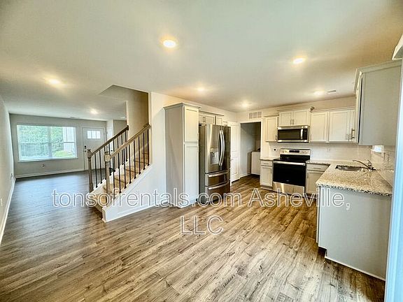 3rd image of 6 Chambers Garden Dr