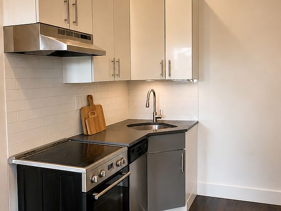4th image of 946 Fulton St APT 5
