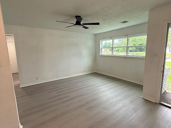 3rd image of 10205 Sierra Dr