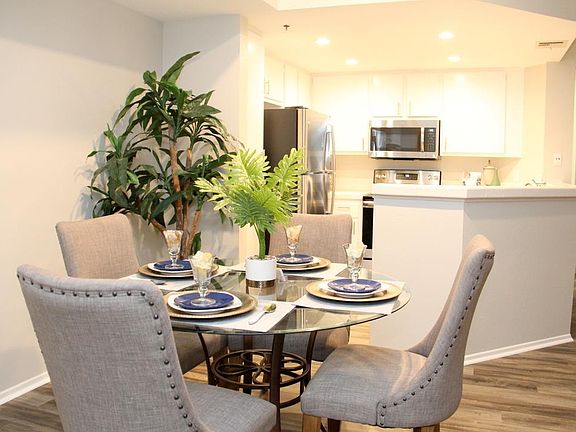 3rd image of 680 Camino De La Reina APT 2204