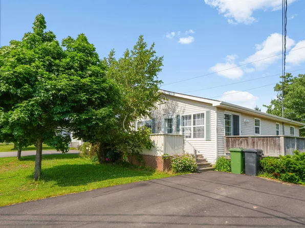 77 River Ridge Dr E, Charlottetown, PE C1C 1R1