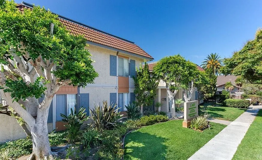Lido Apartments - 241 Avocado St