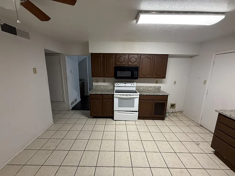 1616 Fannin Cir — Photo 2