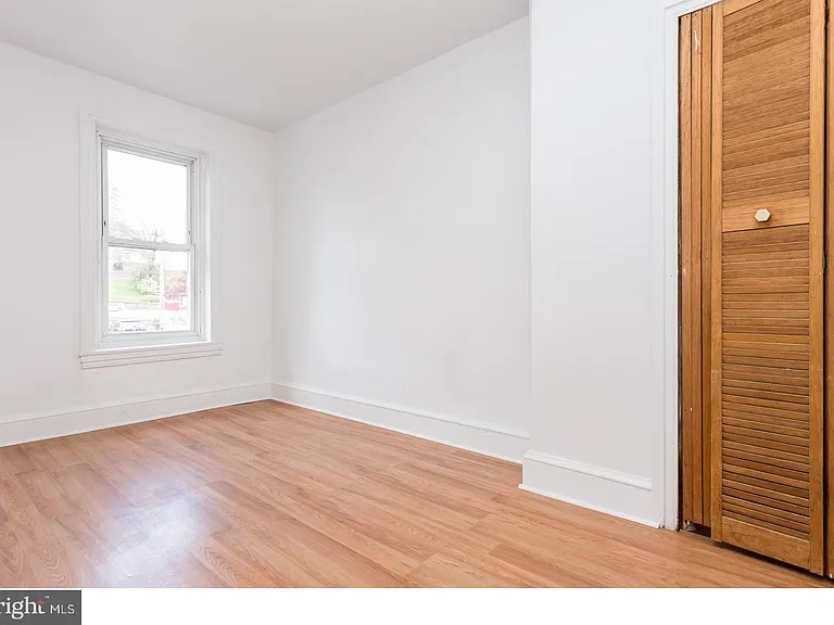 849 Queen St — Photo 10