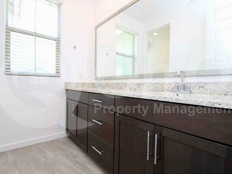 1045 E Thompson Way — Photo 18