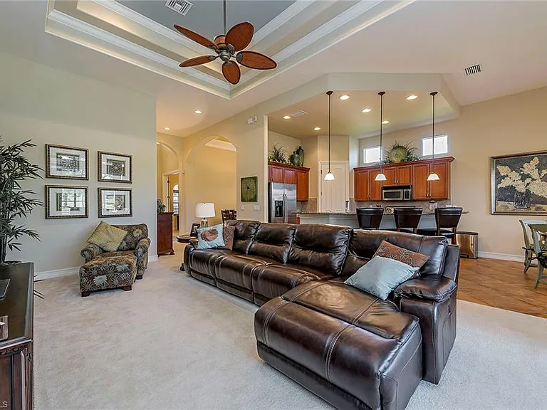 7812 Valencia Ct — Photo 2