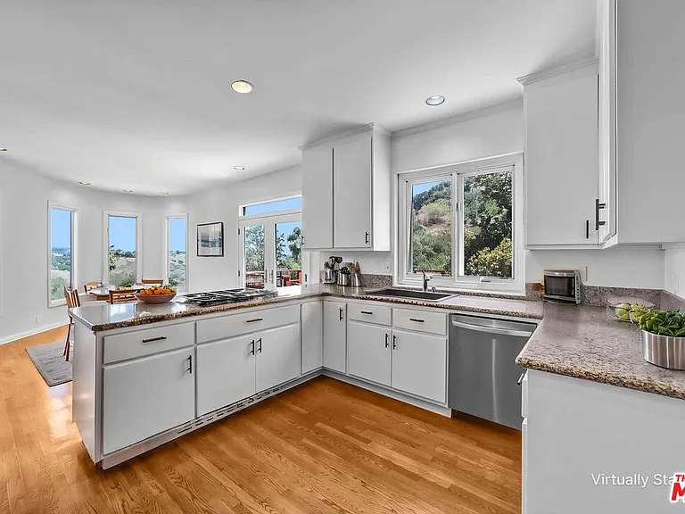 6852 Woody Trl — Photo 8