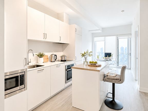5th image of 89 Queen St E #5299