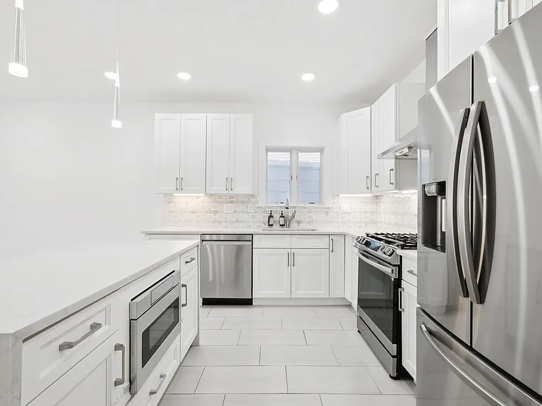 131 Zabriskie St — Photo 15