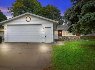 27 Tracy Ct, Appleton, WI 54915