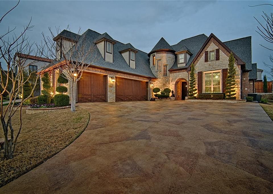 2nd image of 2002 Royal Crest Dr