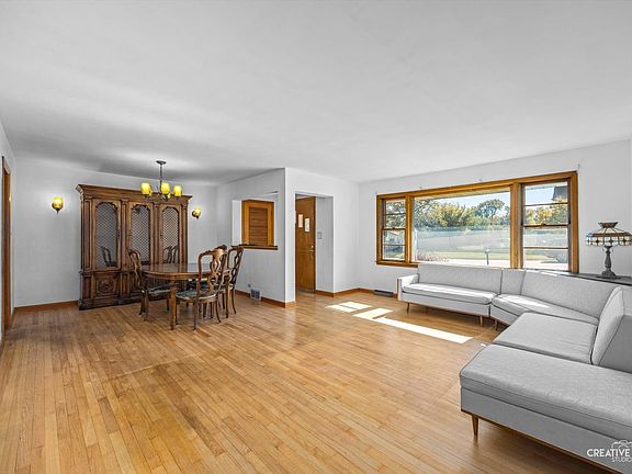 3rd image of 209 W Belmont Ave