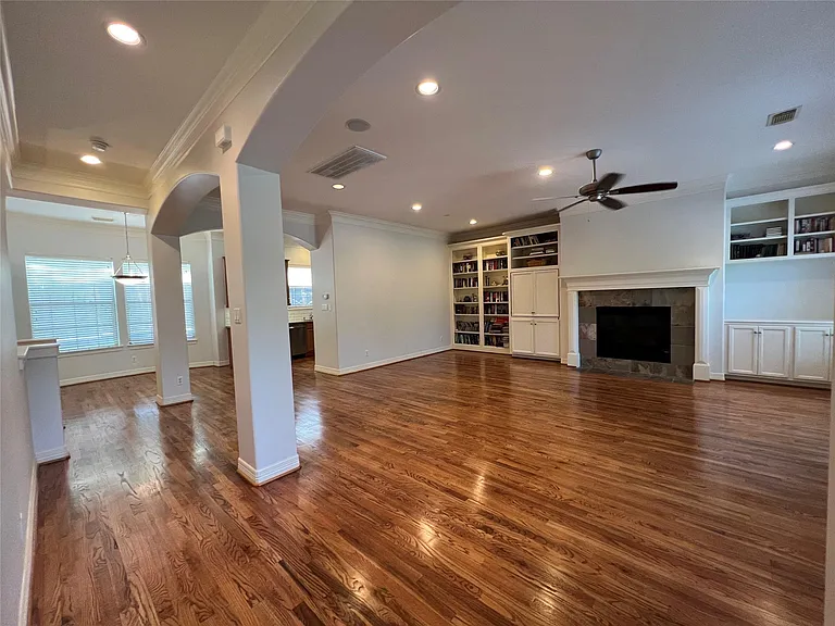 2807 Albany St — Photo 6