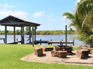 2803 Bayou Dr, Angleton, TX 77515