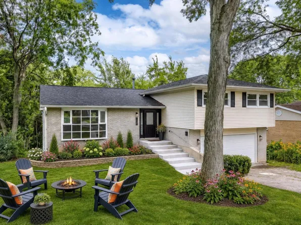 123 Kainer Ave, Barrington, IL 60010