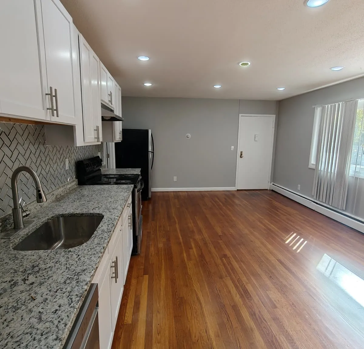 3 bed, 900 sqft, $2,100 — Photo 4