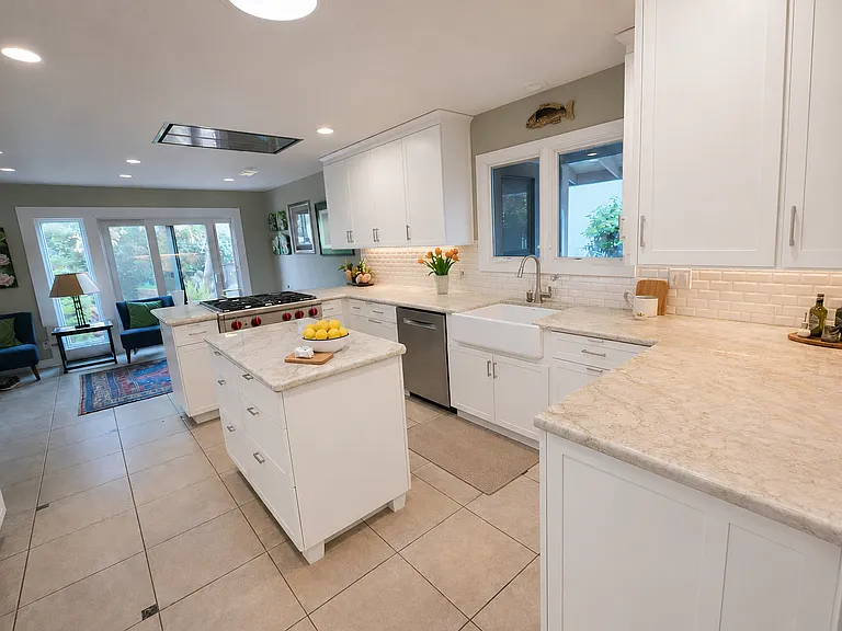 1118 Marina Cir — Photo 5