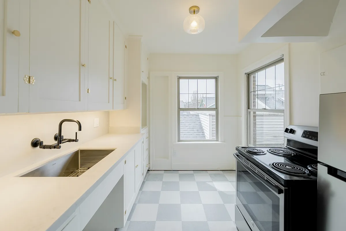 Kitchen - 6522 Phinney Ave N #303