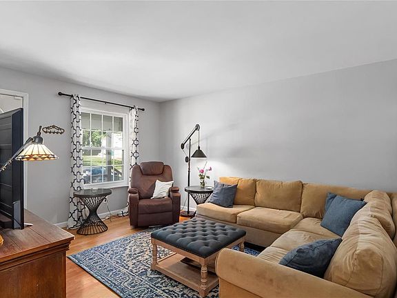 4th image of 2410 Oakwood Manor Dr